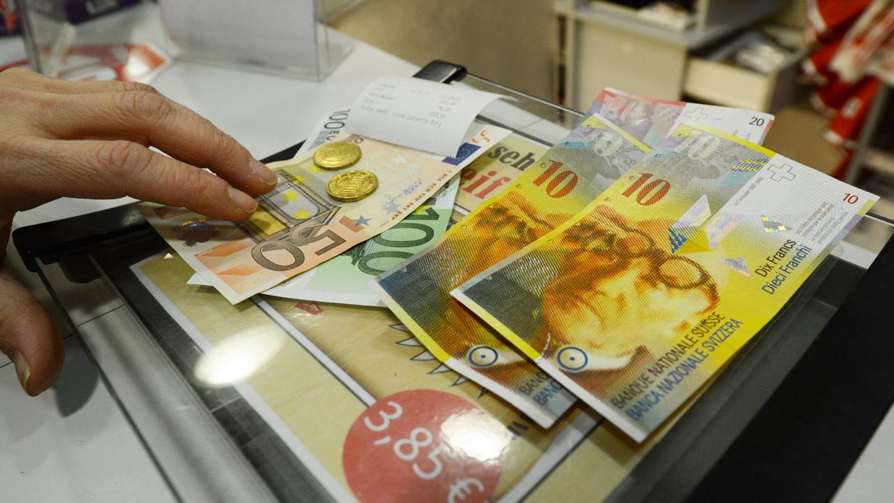 Schweizer Franken werden in Weil am Rhein (Baden-Württemberg) in Euro gewechselt. Schweizer Franken werden in Weil am Rhein (Baden-Württemberg) in Euro gewechselt.