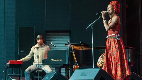 Roberto Fonseca und Fatoumata Diawara bei einem Konzert in Jena 2014.