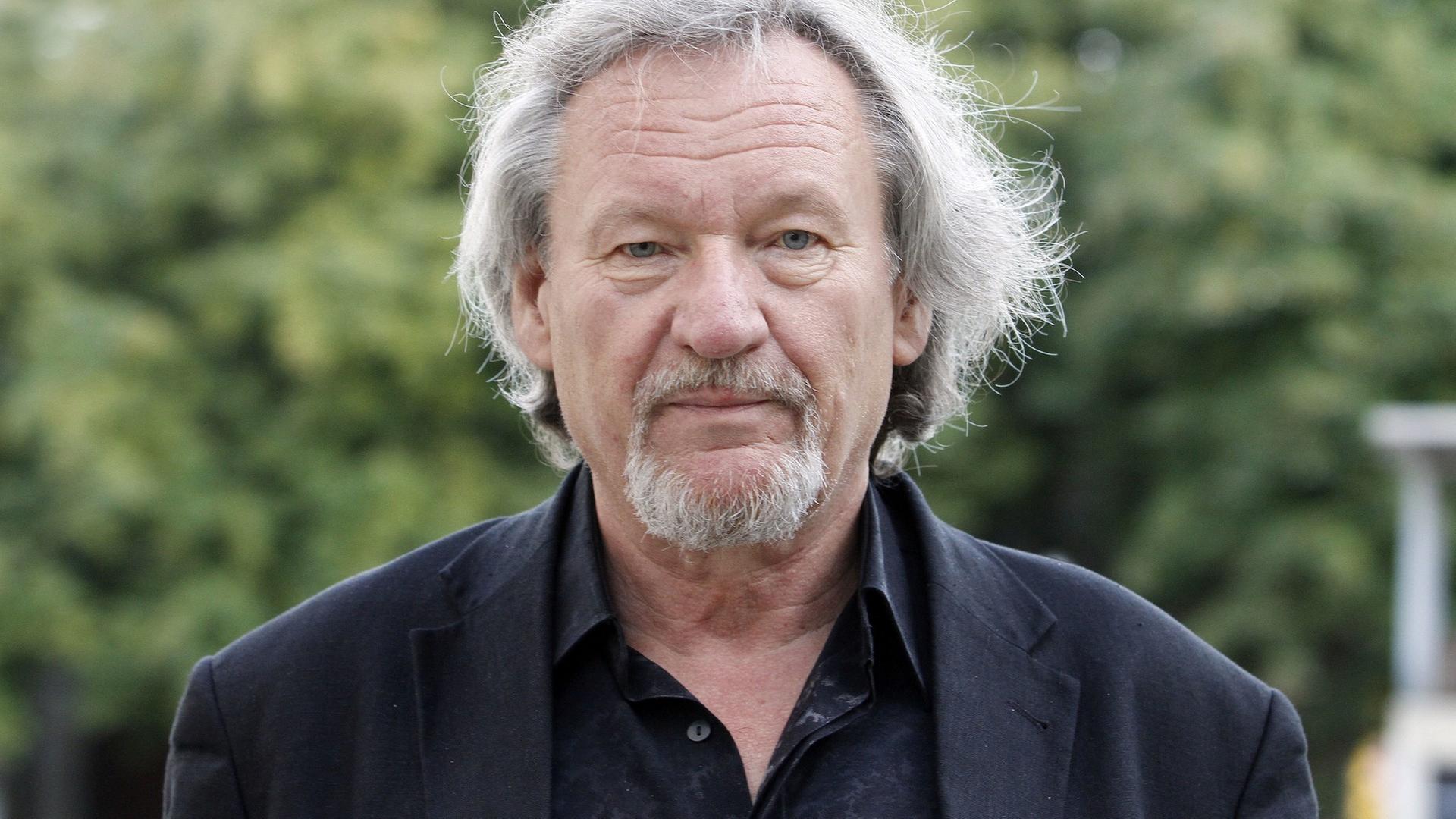 Schriftsteller und Literaturwissenschaftler Prof. Dr. Klaus Theweleit bei der Gespraechsreihe Geschichtsraeume im Maxim Gorki Theater in Berlin Schriftsteller und Literaturwissenschaftler Prof. Dr. Klaus Theweleit bei der Gespraechsreihe Geschichtsraeume im Maxim Gorki Theater in Berlin
