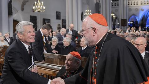Das Festjahr zum 500 Reformationsjubilaeum: Bundespraesident Joachim Gauck begruesst den Vorsitzenden der katholischen Deutschen Bischofskonferenz, Kardinal Reinhard Marx.