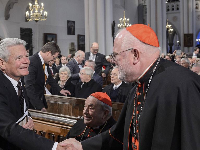 Das Festjahr zum 500 Reformationsjubilaeum: Bundespraesident Joachim Gauck begruesst den Vorsitzenden der katholischen Deutschen Bischofskonferenz, Kardinal Reinhard Marx.