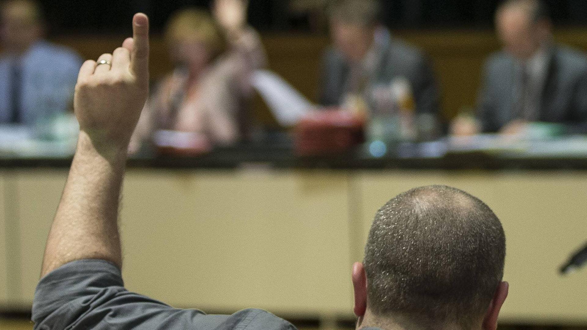 Konstituierende Sitzung einer Stadtverordnetenversammlung - mit dabei viele Vertreter kleiner Parteien Konstituierende Sitzung einer Stadtverordnetenversammlung - mit dabei viele Vertreter kleiner Parteien