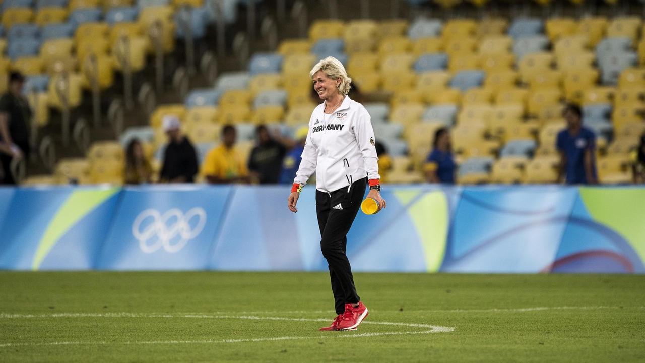 Trainerin Silvia Neid geht nach der Siegerehrung allein über den Platz. Trainerin Silvia Neid geht nach der Siegerehrung allein über den Platz.