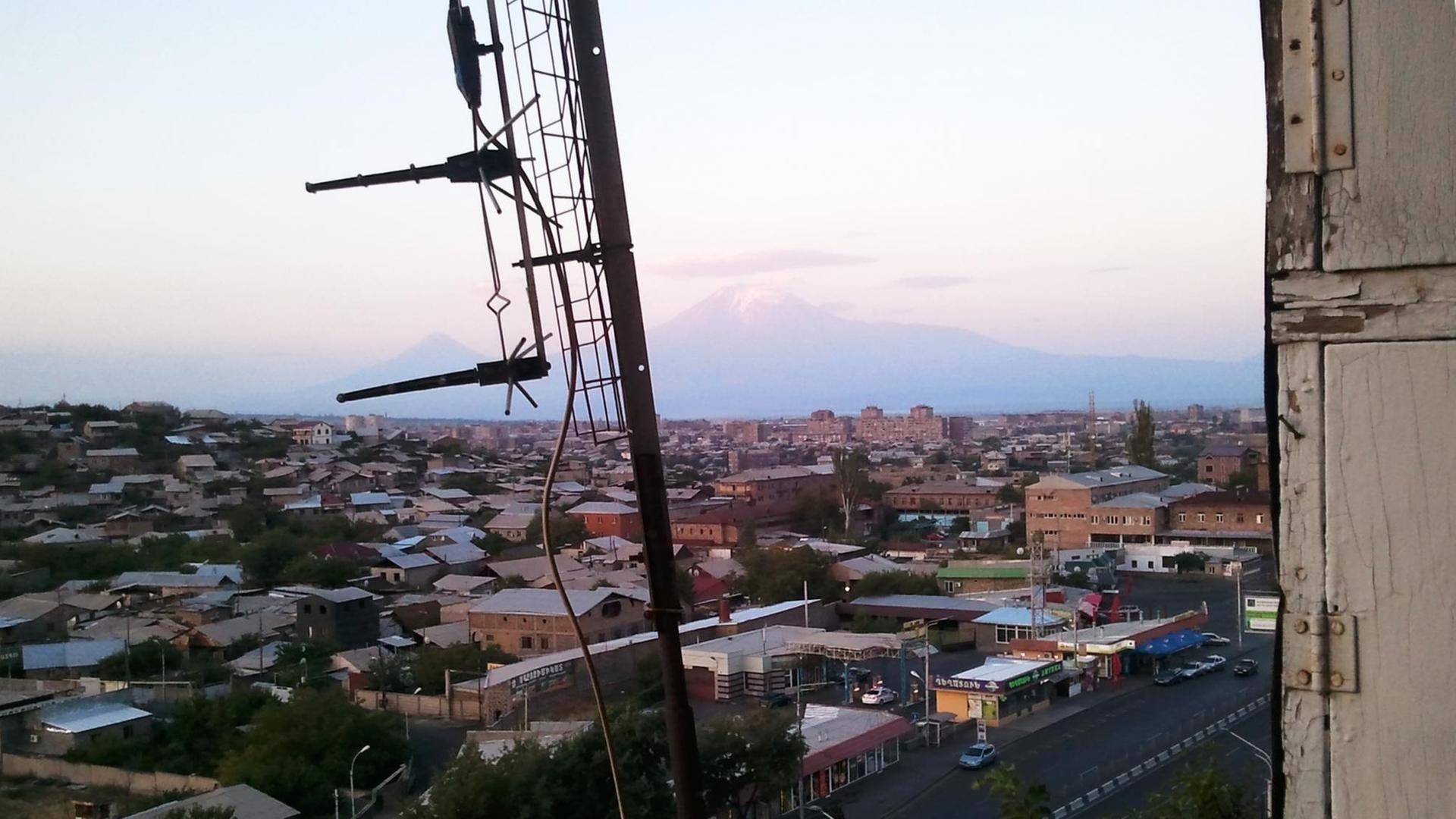 Blick auf den Ararat, vom Balkon im 8. Stock eines Plattenbauhochhauses in Yerevan, Kilikia