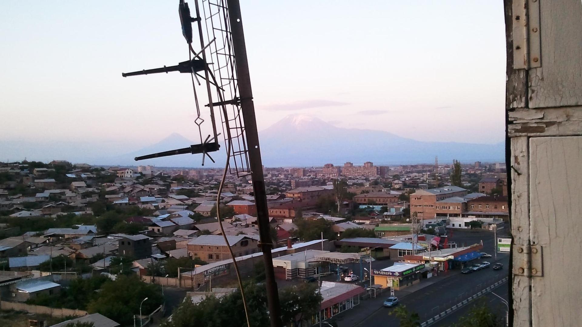 Blick auf den Ararat, vom Balkon im 8. Stock eines Plattenbauhochhauses in Yerevan, Kilikia Blick auf den Ararat, vom Balkon im 8. Stock eines Plattenbauhochhauses in Yerevan, Kilikia