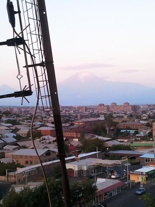 Blick auf den Ararat, vom Balkon im 8. Stock eines Plattenbauhochhauses in Yerevan, Kilikia