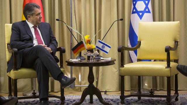 Bundesaußenminister Sigmar Gabriel trifft Israels Präsidenten Reuven Rivlin.