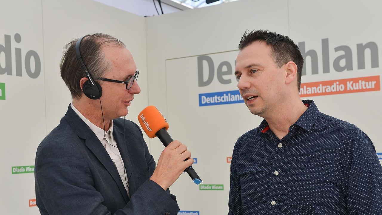 Der Autor Sebastian Fitzek (r.) im Interview mit dem Deutschlandradio Kultur auf der Leipziger Buchmesse 2017 (Quelle: Stefan Fischer) Der Autor Sebastian Fitzek (r.) im Interview mit dem Deutschlandradio Kultur auf der Leipziger Buchmesse 2017 (Quelle: Stefan Fischer)