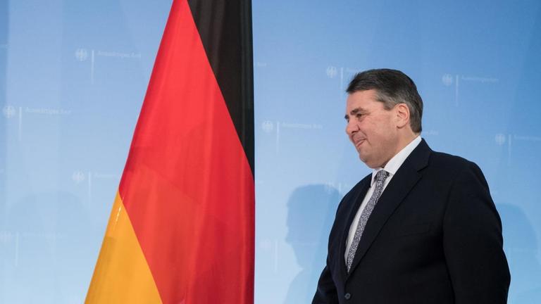 Sigmar Gabriel neben einer Deutschlandfahne Sigmar Gabriel neben einer Deutschlandfahne