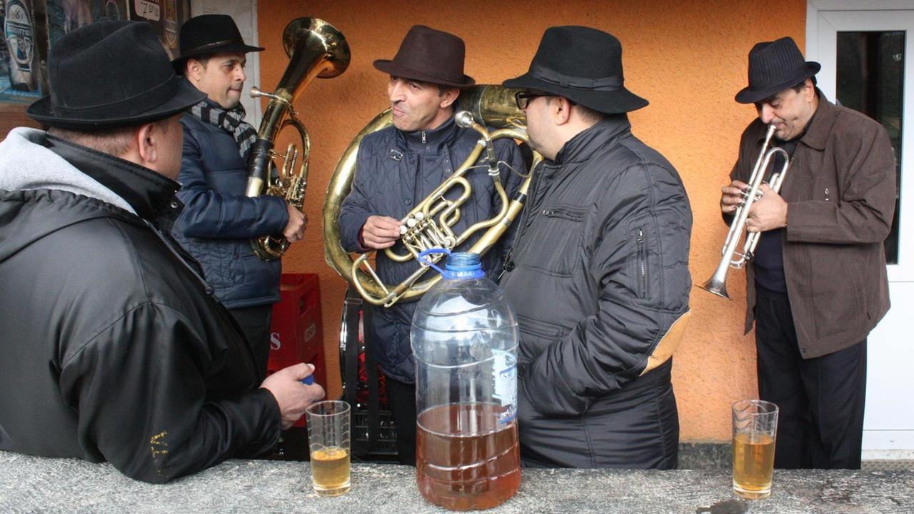 Fanfare Ciocârlia vor der Bar in Zece Prăjini. Fanfare Ciocârlia vor der Bar in Zece Prăjini.