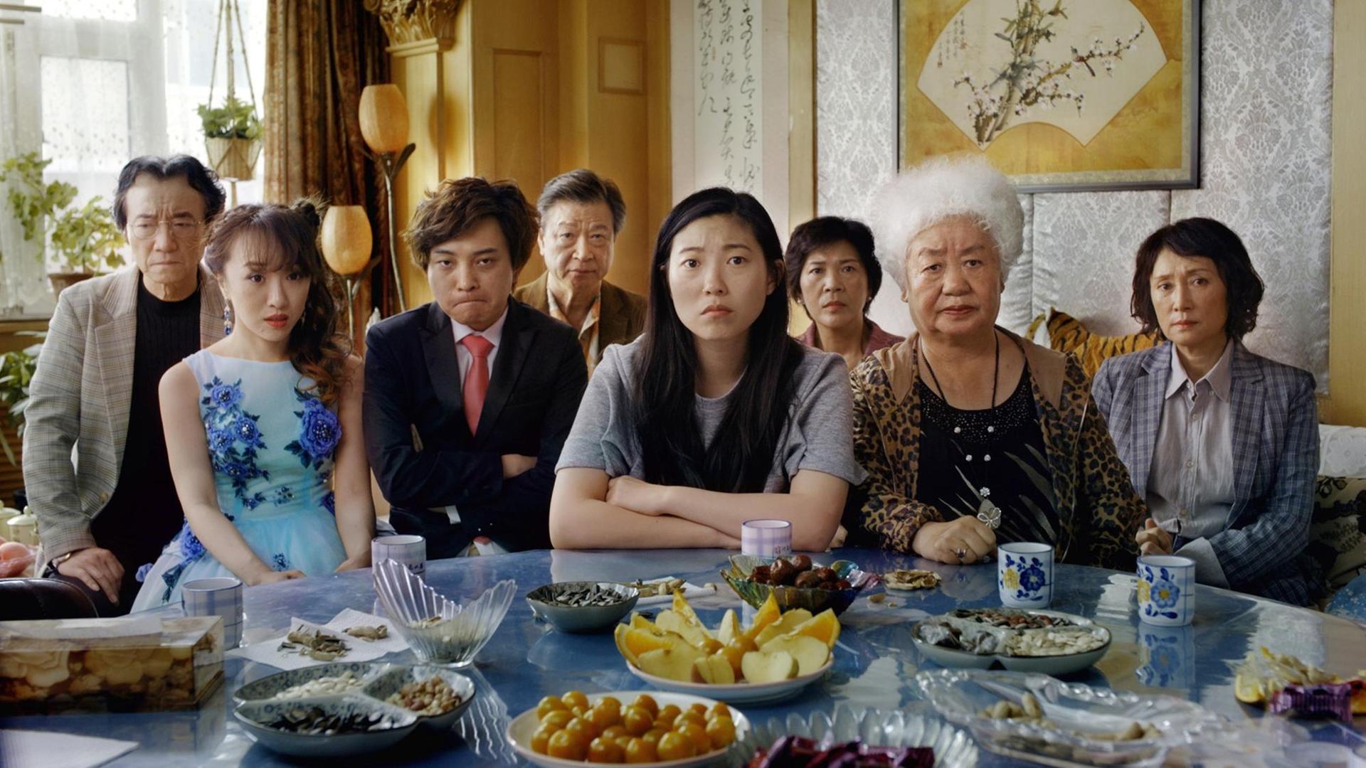 Szene aus "The Farewell": Billie (Mitte) im Kreis ihrer Familie. Szene aus "The Farewell": Billie (Mitte) im Kreis ihrer Familie.