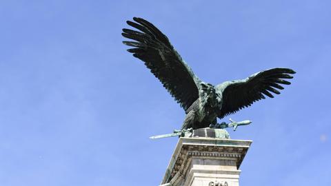 Eine Skulptur des Turul-Vogels als ungarischer Nationalvogel