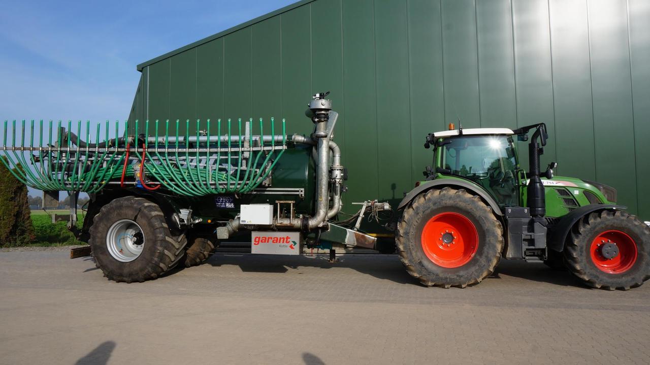 Trecker mit Güllefass und NIR-Sensor auf dem Modellbetrieb Graf in Uedem Trecker mit Güllefass und NIR-Sensor auf dem Modellbetrieb Graf in Uedem
