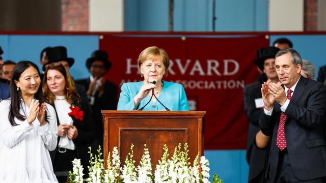 30.05.2019, USA, Cambridge: Bundeskanzlerin Angela Merkel (CDU) steht am Rednerpult und spricht an Harvard Universität.
