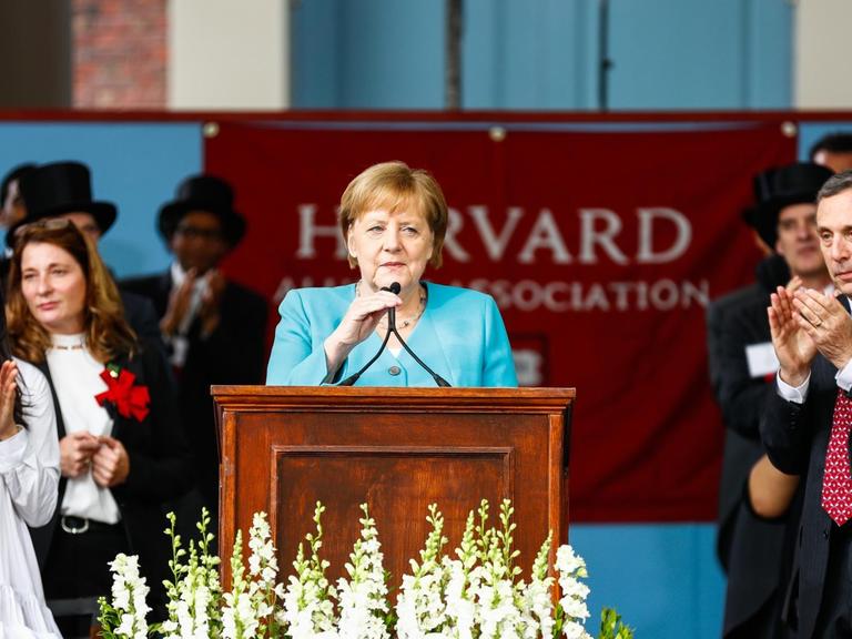 30.05.2019, USA, Cambridge: Bundeskanzlerin Angela Merkel (CDU) steht am Rednerpult und spricht an Harvard Universität.