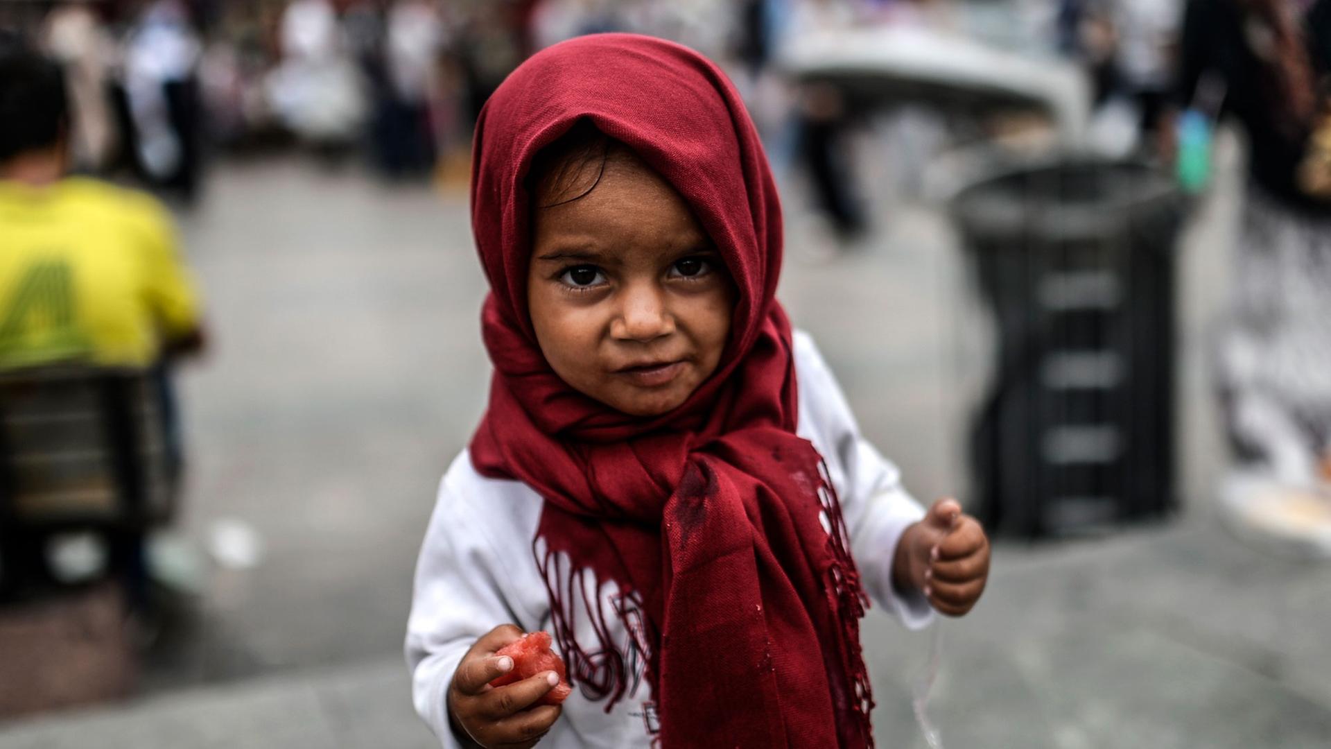 Ein Kind in der türkischen Großstadt Istanbul. Ein Kind in der türkischen Großstadt Istanbul.