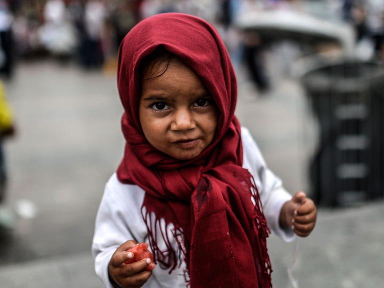 Ein Kind in der türkischen Großstadt Istanbul.