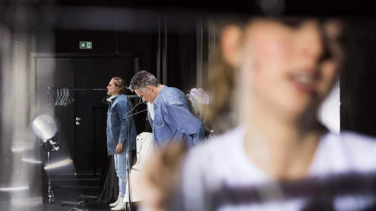 Szene aus dem Stück atlas (UA) des Schauspiel Leipzig. Auf dem Bild: Sophie Hottinger, Denis Petković, Marie Rathscheck. Szene aus dem Stück atlas (UA) des Schauspiel Leipzig. Auf dem Bild: Sophie Hottinger, Denis Petković, Marie Rathscheck.