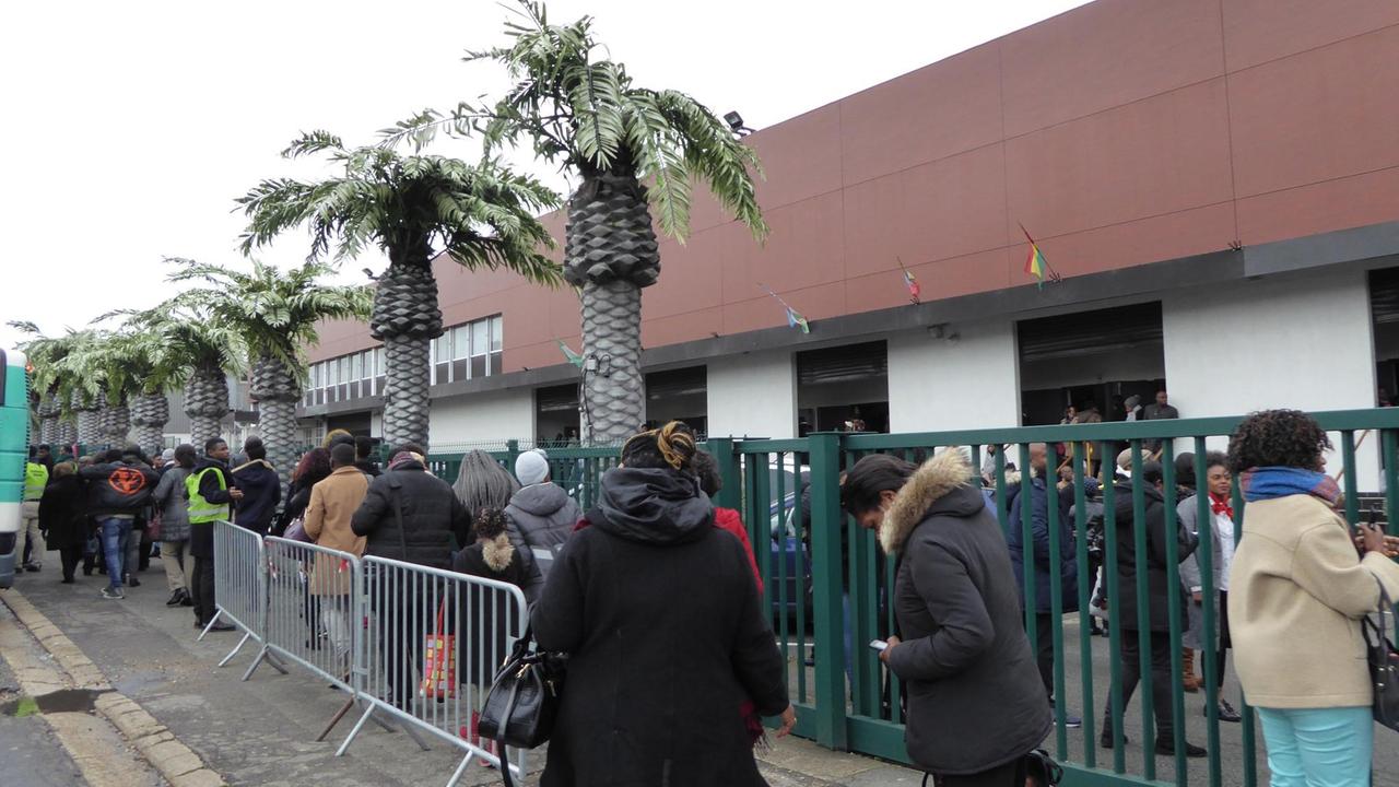 Evangelikale Gläubige auf dem Weg in die Megachurch Charisma im Industriegebiet der Pariser Vorstadt Le Blanc Mesnil, kostenloser Pendelverkehr mit Bussen Evangelikale Gläubige auf dem Weg in die Megachurch Charisma im Industriegebiet der Pariser Vorstadt Le Blanc Mesnil, kostenloser Pendelverkehr mit Bussen