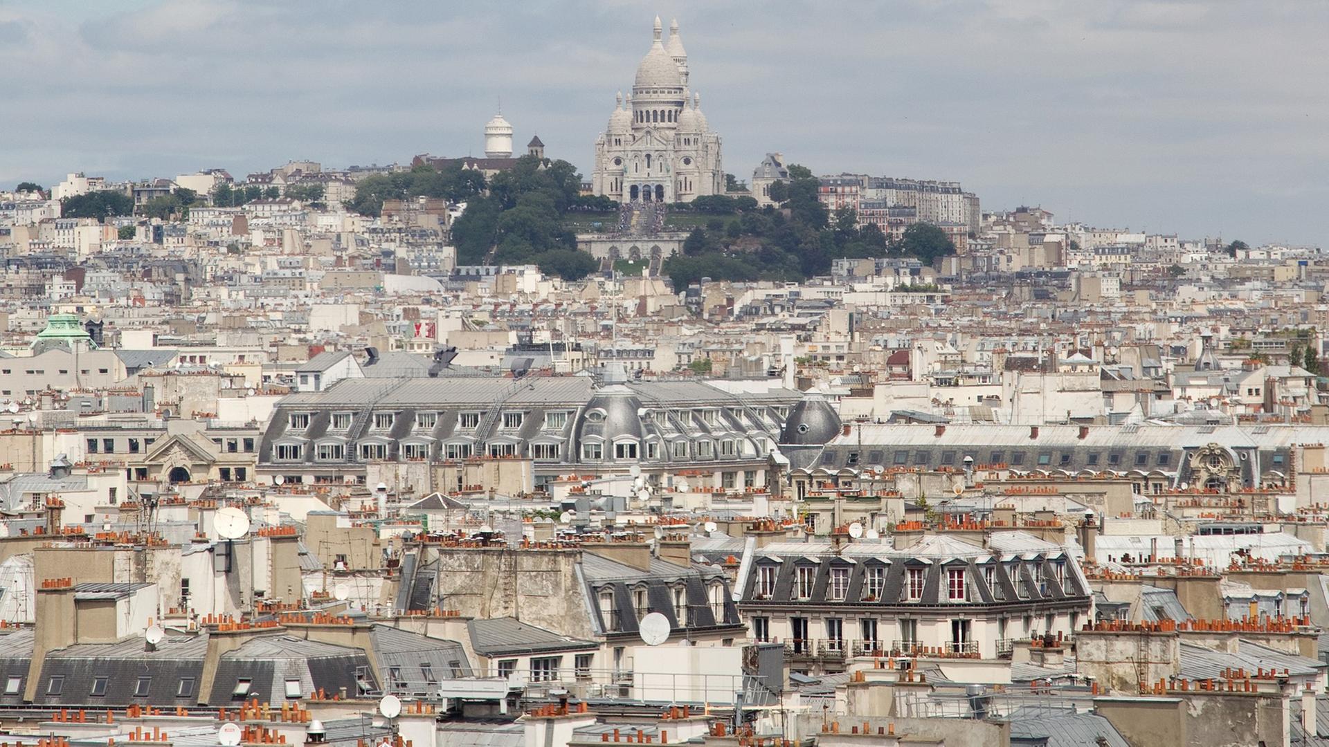Landschaftsaufnahme: Blick auf Sacré-Coeur de Montmartre im französischen Paris