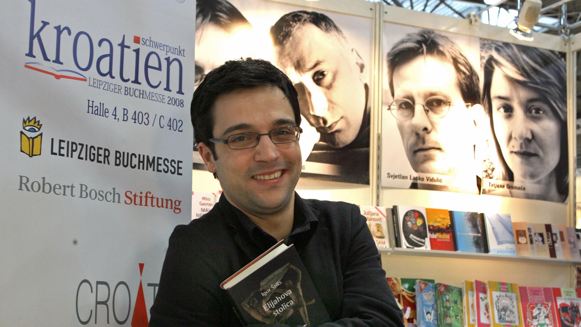 Der kroatische Schriftsteller Igor Stiks steht am Freitag (14.03.2008) auf der Buchmesse in Leipzig am Stand von Kroatien. Der junge Autor, der als «Autor mit Potenzial» beschrieben wird, lässt seine Themen um das Zusammenleben verschiedener Nationen im kriegszerstörten Sarajevo Anfang der 1990er Jahre kreisen. Für seinen zweiten, jetzt auf deutsch erschienenen Roman «Die Archive der Nacht» erhielt er den bedeutendsten kroatischen Literaturpreis. Der kroatische Schriftsteller Igor Stiks steht am Freitag (14.03.2008) auf der Buchmesse in Leipzig am Stand von Kroatien. Der junge Autor, der als «Autor mit Potenzial» beschrieben wird, lässt seine Themen um das Zusammenleben verschiedener Nationen im kriegszerstörten Sarajevo Anfang der 1990er Jahre kreisen. Für seinen zweiten, jetzt auf deutsch erschienenen Roman «Die Archive der Nacht» erhielt er den bedeutendsten kroatischen Literaturpreis.