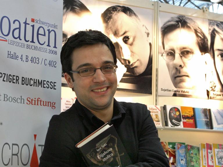 Der kroatische Schriftsteller Igor Stiks steht am Freitag (14.03.2008) auf der Buchmesse in Leipzig am Stand von Kroatien. Der junge Autor, der als «Autor mit Potenzial» beschrieben wird, lässt seine Themen um das Zusammenleben verschiedener Nationen im kriegszerstörten Sarajevo Anfang der 1990er Jahre kreisen. Für seinen zweiten, jetzt auf deutsch erschienenen Roman «Die Archive der Nacht» erhielt er den bedeutendsten kroatischen Literaturpreis.