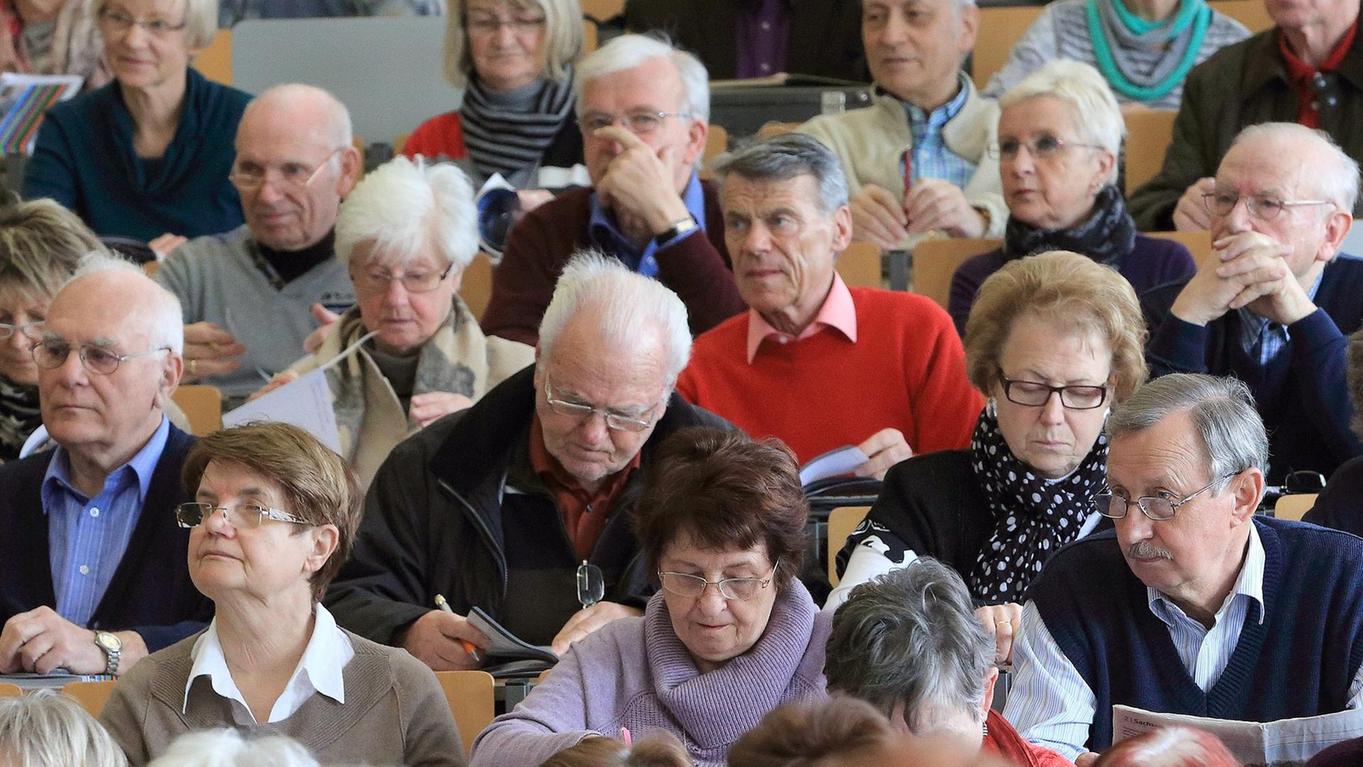 Studierende nehmen am 24.03.2015 in einem Hörsaal der Otto-von-Guericke-Universität in Magdeburg (Sachsen-Anhalt) am Seniorenkolleg mit dem Vortrag zum Thema "Königspfalzenland Sachsen-Anhalt" teil. Seit Jahrzehnten haben wissbegierige Menschen ab dem 50. Lebensjahr die Möglichkeit in Magdeburg derartige Angebote der Hochschule zu nutzen. Studierende nehmen am 24.03.2015 in einem Hörsaal der Otto-von-Guericke-Universität in Magdeburg (Sachsen-Anhalt) am Seniorenkolleg mit dem Vortrag zum Thema "Königspfalzenland Sachsen-Anhalt" teil. Seit Jahrzehnten haben wissbegierige Menschen ab dem 50. Lebensjahr die Möglichkeit in Magdeburg derartige Angebote der Hochschule zu nutzen.