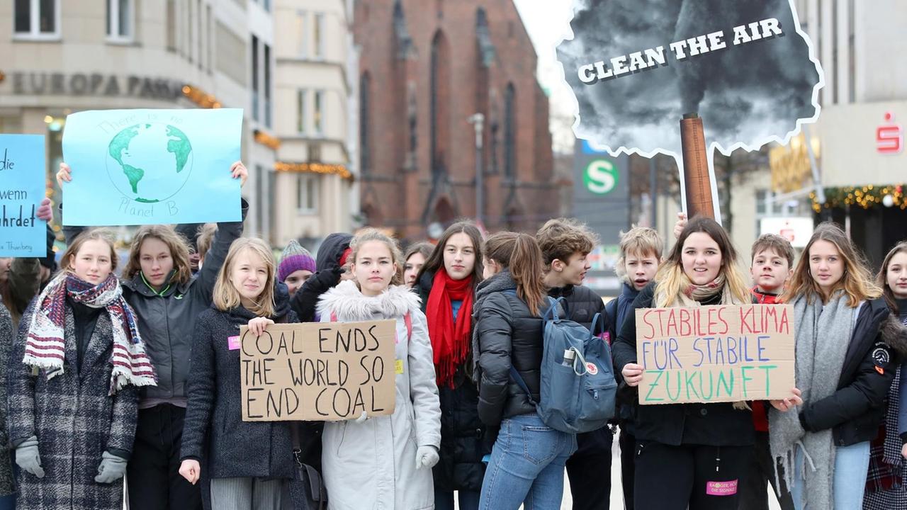 14.12.2018, Hamburg: Schülerinnen und Schüler stehen mit Plakaten mit den Aufschriften "Coal ends the World so end coal" und "Stabiles Klima für stabile Zukunft" auf dem Jungfernstieg in Hamburg. Unter anderem in Berlin, Göttingen, Kiel und Köln hatten Schüler über Facebook und Twitter zu Protesten für das Klima aufgerufen, anstatt zur Schule zu gehen. 14.12.2018, Hamburg: Schülerinnen und Schüler stehen mit Plakaten mit den Aufschriften "Coal ends the World so end coal" und "Stabiles Klima für stabile Zukunft" auf dem Jungfernstieg in Hamburg. Unter anderem in Berlin, Göttingen, Kiel und Köln hatten Schüler über Facebook und Twitter zu Protesten für das Klima aufgerufen, anstatt zur Schule zu gehen.