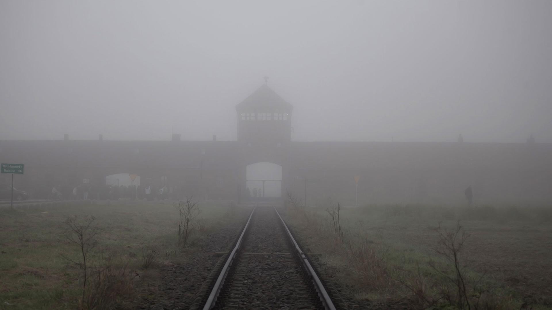 Blick auf den Eingang des ehemaligen Konzentrationslagers Auschwitz-Birkenau Blick auf den Eingang des ehemaligen Konzentrationslagers Auschwitz-Birkenau