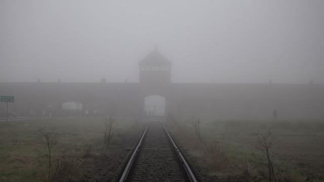 Blick auf den Eingang des ehemaligen Konzentrationslagers Auschwitz-Birkenau