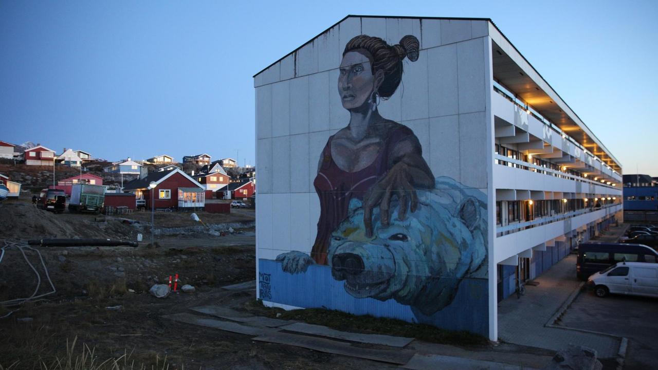 Das Haus mit dem großen Graffiti ist Teil des Festivals, dort findet die Performance Narsarsuaq-Sletten statt. Das Haus mit dem großen Graffiti ist Teil des Festivals, dort findet die Performance Narsarsuaq-Sletten statt.