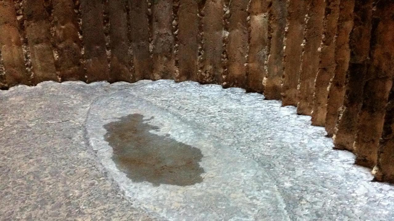 Durch die Offnung im Dach sammelt sich immer mal wieder Regen auf dem Boden der Kapelle. Durch die Offnung im Dach sammelt sich immer mal wieder Regen auf dem Boden der Kapelle.