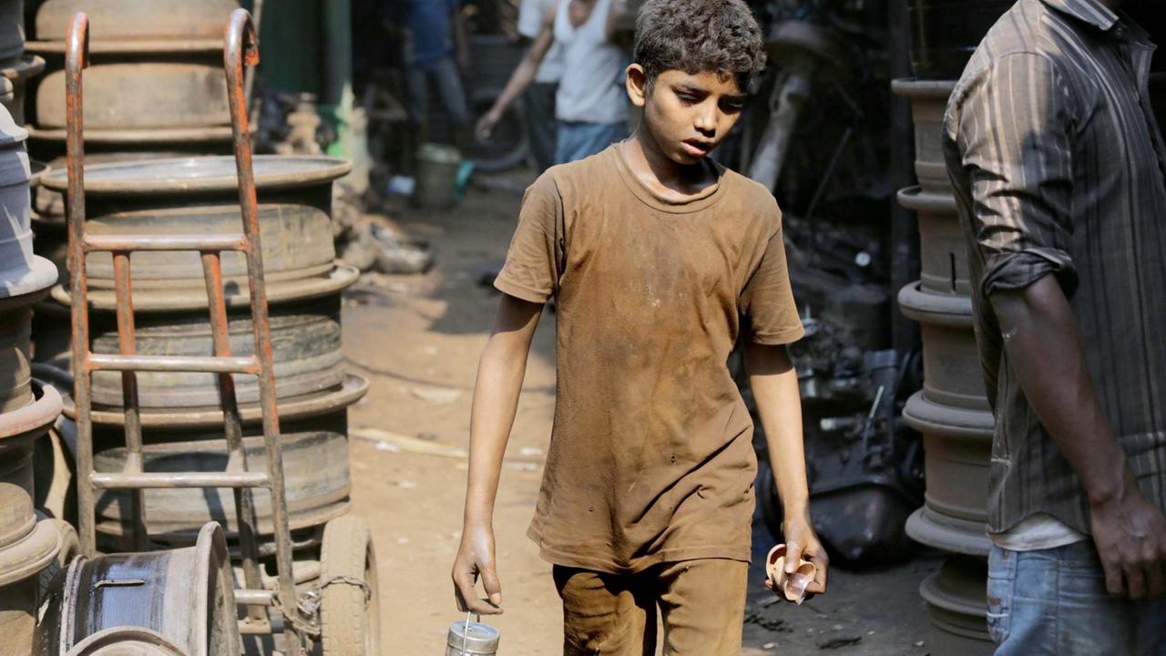 Ein Junge läuft über einen Markt in dem Land Indien.