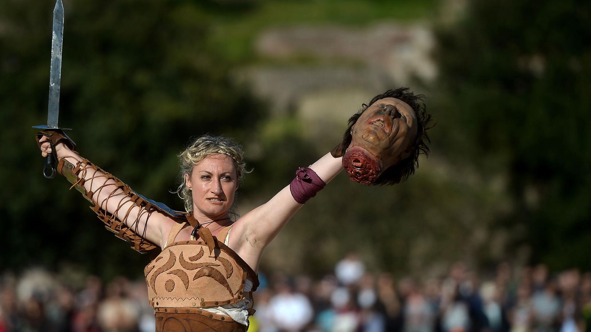 Ein Gladiatorenkampf wird in Rom für Touristen nachgestellt - unter den Gladiatoren gab es auch Frauen Ein Gladiatorenkampf wird in Rom für Touristen nachgestellt - unter den Gladiatoren gab es auch Frauen