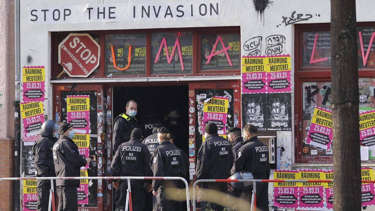Räumung der Kiezkneipe Meuterei in Kreuzberg von der Polizei im März 2021. Räumung der Kiezkneipe Meuterei in Kreuzberg von der Polizei im März 2021.