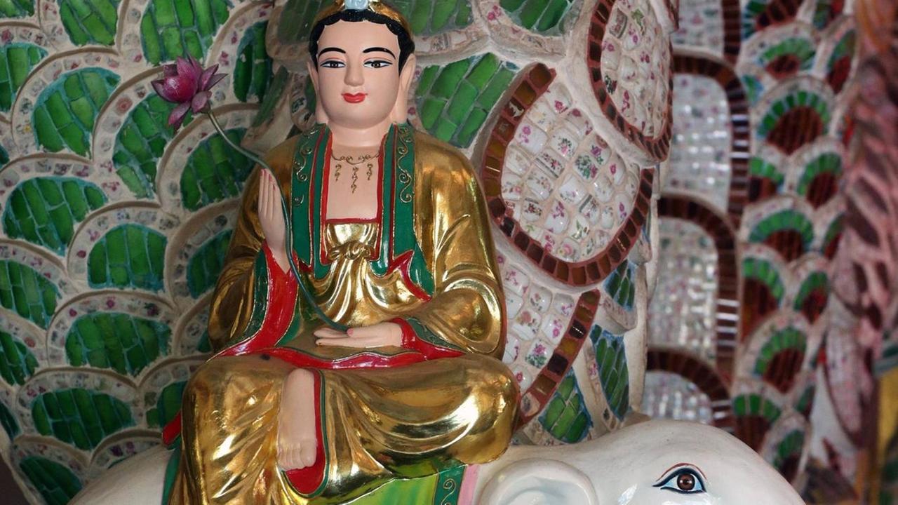 Buddha auf einem weißen Elefanten. Statue im buddhistischen Vạn Hạnh Zen Tempel in Vietnam. Buddha auf einem weißen Elefanten. Statue im buddhistischen Vạn Hạnh Zen Tempel in Vietnam.