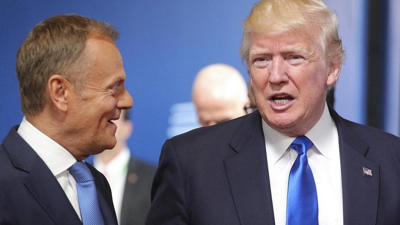 US-Präsident Donald Trump (r.) unterhält sich am 25.05.2017 mit EU-Ratspräsident Donald Tusk bei seiner Ankunft im EU-Hauptquartier in Brüssel, Belgien, zu einem Gespräch mit EU-Spitzenvertretern. Der US-Präsident weilt anlässlich eines NATO-Gipfels in Brüssel. US-Präsident Donald Trump (r.) unterhält sich am 25.05.2017 mit EU-Ratspräsident Donald Tusk bei seiner Ankunft im EU-Hauptquartier in Brüssel, Belgien, zu einem Gespräch mit EU-Spitzenvertretern. Der US-Präsident weilt anlässlich eines NATO-Gipfels in Brüssel.