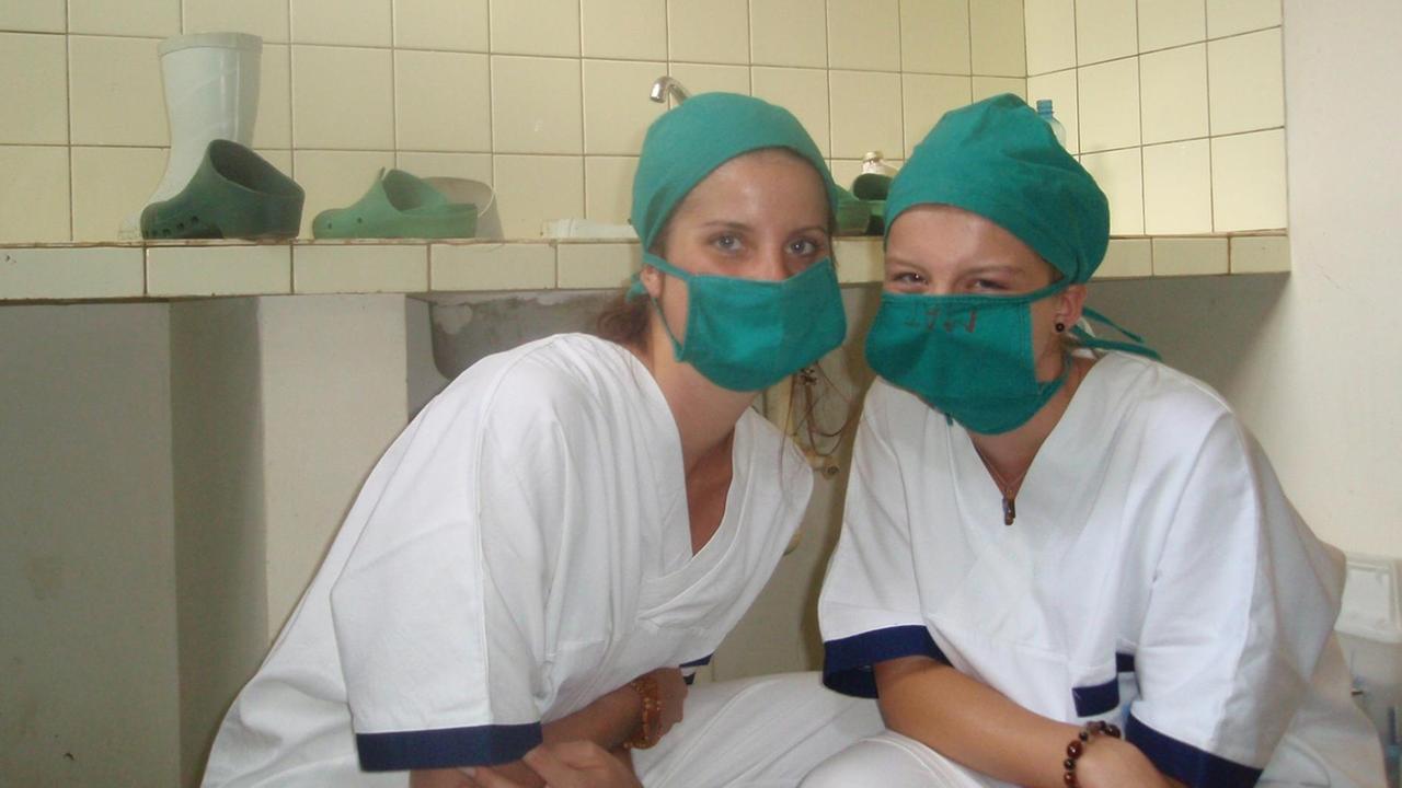 Birgit Raddatz mit einer Freundin in Kittel und mit Mundschutz im Jahr 2009. Birgit Raddatz mit einer Freundin in Kittel und mit Mundschutz im Jahr 2009.