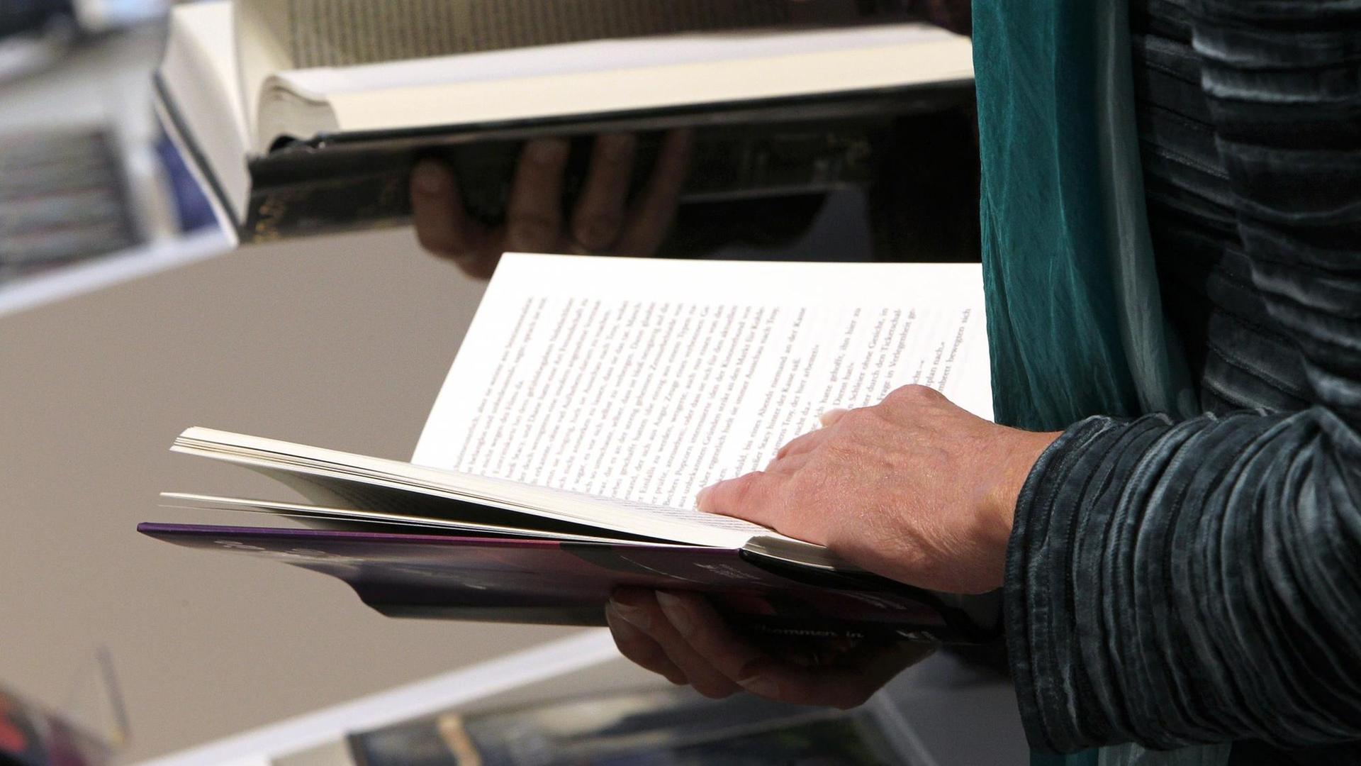 Ein Besucher liest in einem Buch auf der Frankfurter Buchmesse. Die weltgrößte Buchmesse findet vom 19. bis zum 23. Oktober 2016 in Frankfurt am Main statt. Ein Besucher liest in einem Buch auf der Frankfurter Buchmesse. Die weltgrößte Buchmesse findet vom 19. bis zum 23. Oktober 2016 in Frankfurt am Main statt.