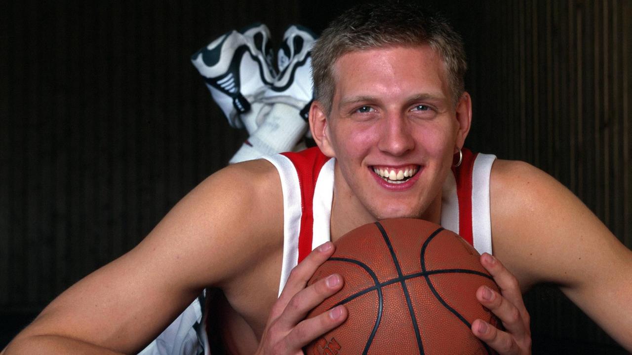 Basketballspier Dirk Nowitzki mit Ball; lacht. Das Bild wurde im Jahr 1997 aufgenommen. Basketballspier Dirk Nowitzki mit Ball; lacht. Das Bild wurde im Jahr 1997 aufgenommen.