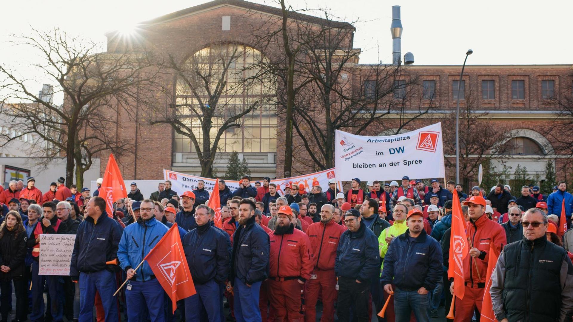 Beschäftigte des Siemens-Werks nehmen am 17.11.2017 in Berlin an einer Kundgebung der Gewerkschaft IG Metall gegen die geplante Stellenstreichung des Industriekonzerns teil. Beschäftigte des Siemens-Werks nehmen am 17.11.2017 in Berlin an einer Kundgebung der Gewerkschaft IG Metall gegen die geplante Stellenstreichung des Industriekonzerns teil.