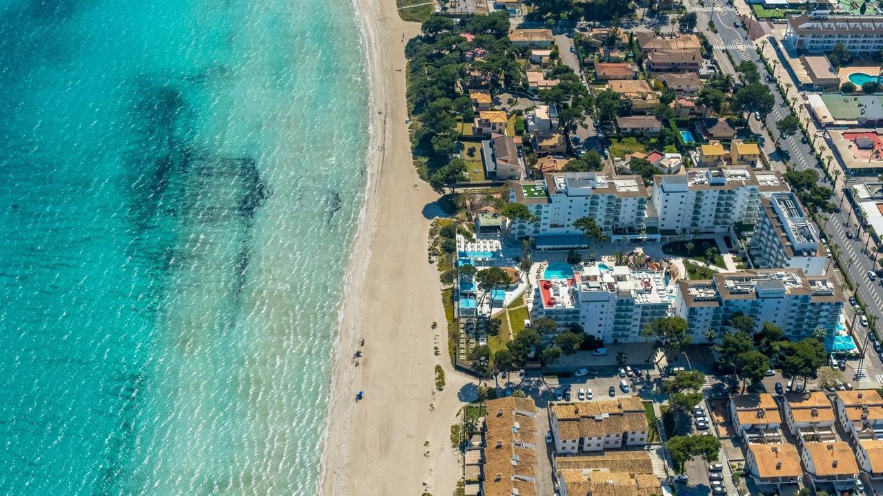 Luftaufnahme vom Strand von Alcúdia mit angrenzenden Hotelanlagen. Luftaufnahme vom Strand von Alcúdia mit angrenzenden Hotelanlagen.