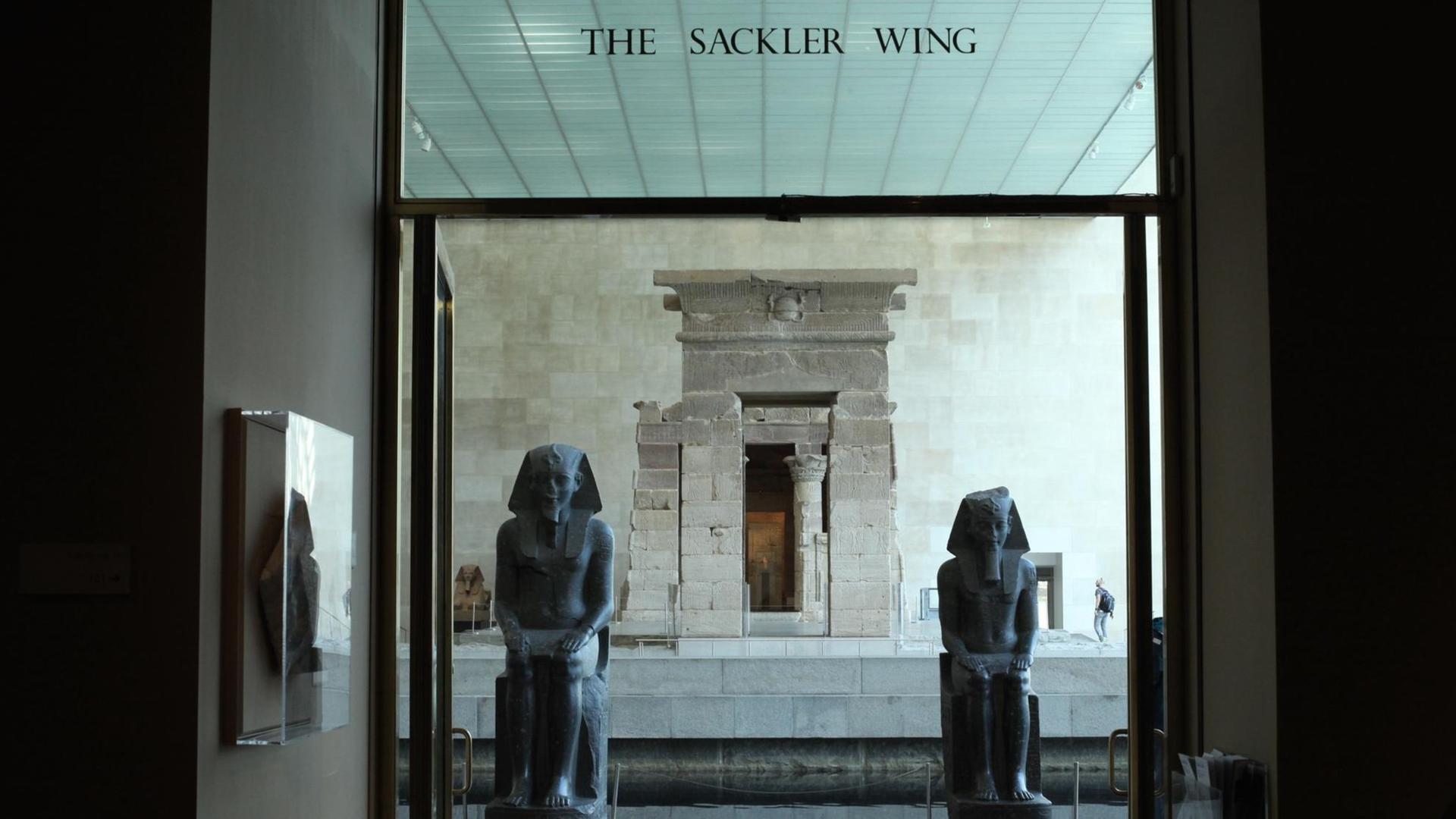 Der Sacklerflügel mit dem ägyptischen Tempel von Dendur im New Yorker Metropolitan Museum. Die Familie Sackler, Eigentümerin der Firma Purdue Pharma, gehört zu den wichtigsten Förderern von Kunst und Kultur in den USA. Der Sacklerflügel mit dem ägyptischen Tempel von Dendur im New Yorker Metropolitan Museum. Die Familie Sackler, Eigentümerin der Firma Purdue Pharma, gehört zu den wichtigsten Förderern von Kunst und Kultur in den USA.