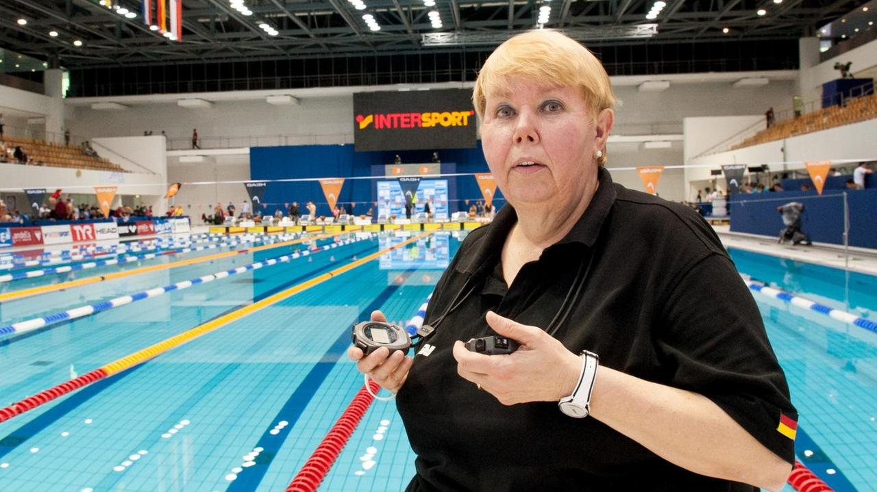 Die frühere Schwimmtrainerin Beate Ludewig bei den Deutschen Meisterschaften 2015 in Berlin. Die frühere Schwimmtrainerin Beate Ludewig bei den Deutschen Meisterschaften 2015 in Berlin.