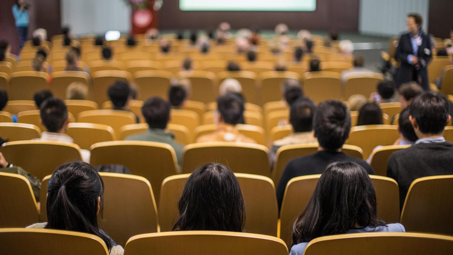 Studenten sitzen am 11.11.2014 im Hörsaal der Tongji Universität in Anting bei Shanghai (China)