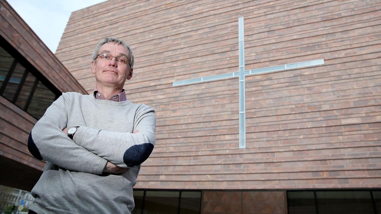Propst Gregor Giele steht im Hof der neuen Probsteikirche in Leipzig. Es ist der größte Kirchenneubau Ostdeutschlands seit dem Mauerfall. Propst Gregor Giele steht im Hof der neuen Probsteikirche in Leipzig. Es ist der größte Kirchenneubau Ostdeutschlands seit dem Mauerfall.