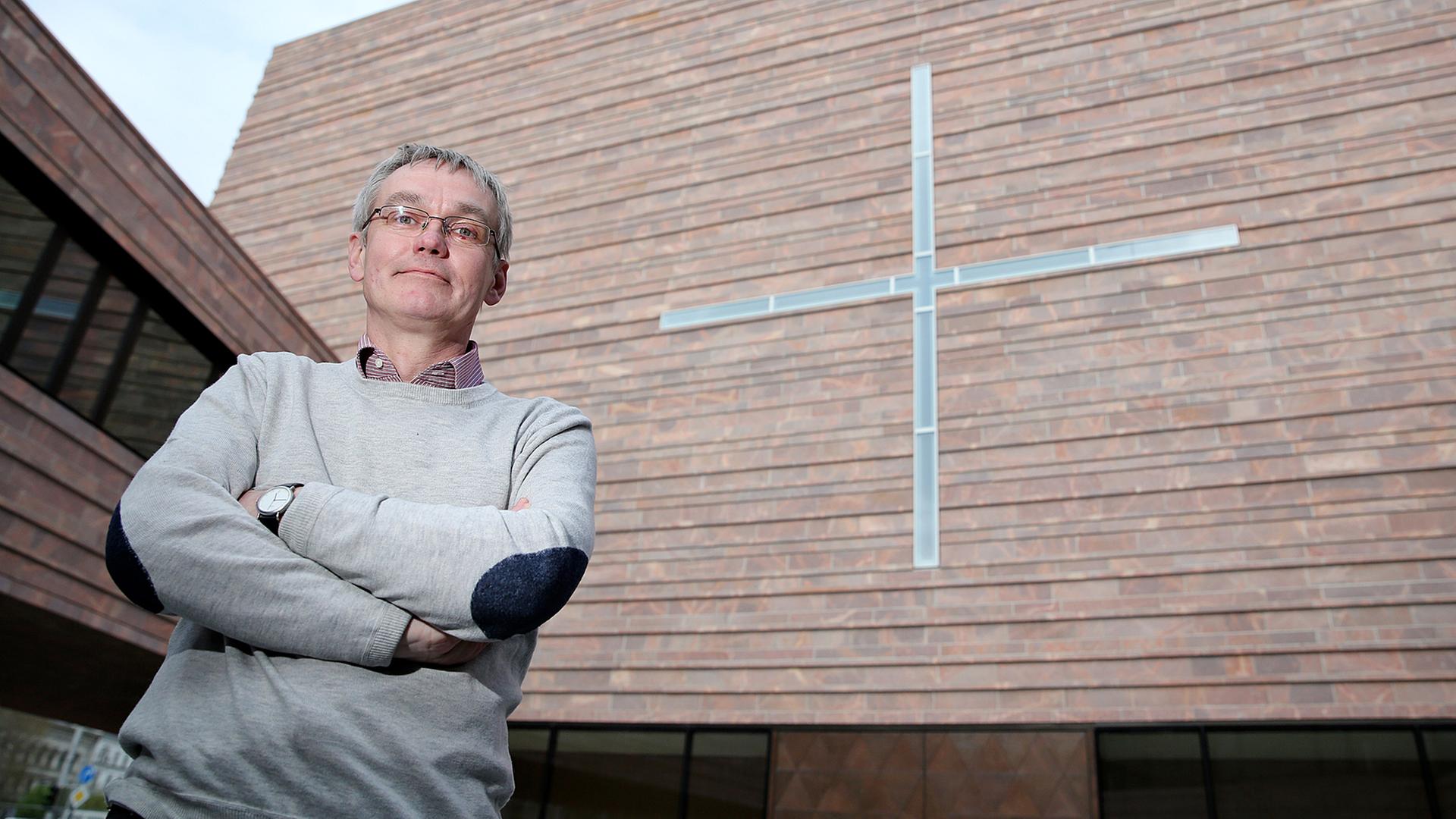 Propst Gregor Giele steht im Hof der neuen Probsteikirche in Leipzig. Es ist der größte Kirchenneubau Ostdeutschlands seit dem Mauerfall. Propst Gregor Giele steht im Hof der neuen Probsteikirche in Leipzig. Es ist der größte Kirchenneubau Ostdeutschlands seit dem Mauerfall.