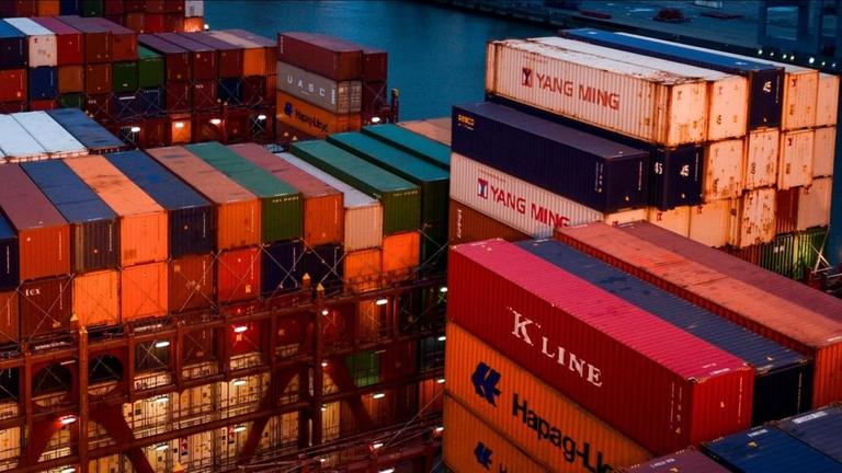 Container stapeln sich am 04.10.2017 in Hamburg am Burchardkai auf dem Deck der «Barzan», einem Frachter der Reederei «Hapag Lloyd», welcher mit einer möglichen Beladung von 19.000 Containern zu den größten Schiffen der Welt gehört. Container stapeln sich am 04.10.2017 in Hamburg am Burchardkai auf dem Deck der «Barzan», einem Frachter der Reederei «Hapag Lloyd», welcher mit einer möglichen Beladung von 19.000 Containern zu den größten Schiffen der Welt gehört.