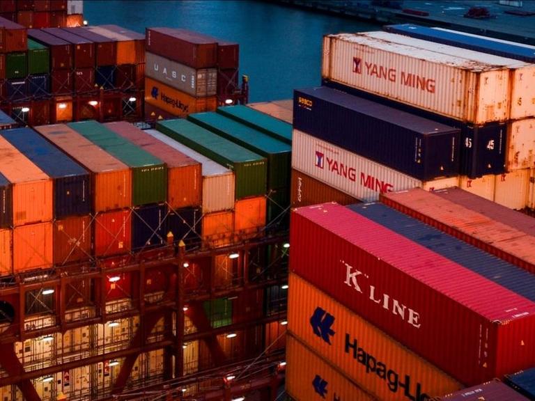 Container stapeln sich am 04.10.2017 in Hamburg am Burchardkai auf dem Deck der «Barzan», einem Frachter der Reederei «Hapag Lloyd», welcher mit einer möglichen Beladung von 19.000 Containern zu den größten Schiffen der Welt gehört.