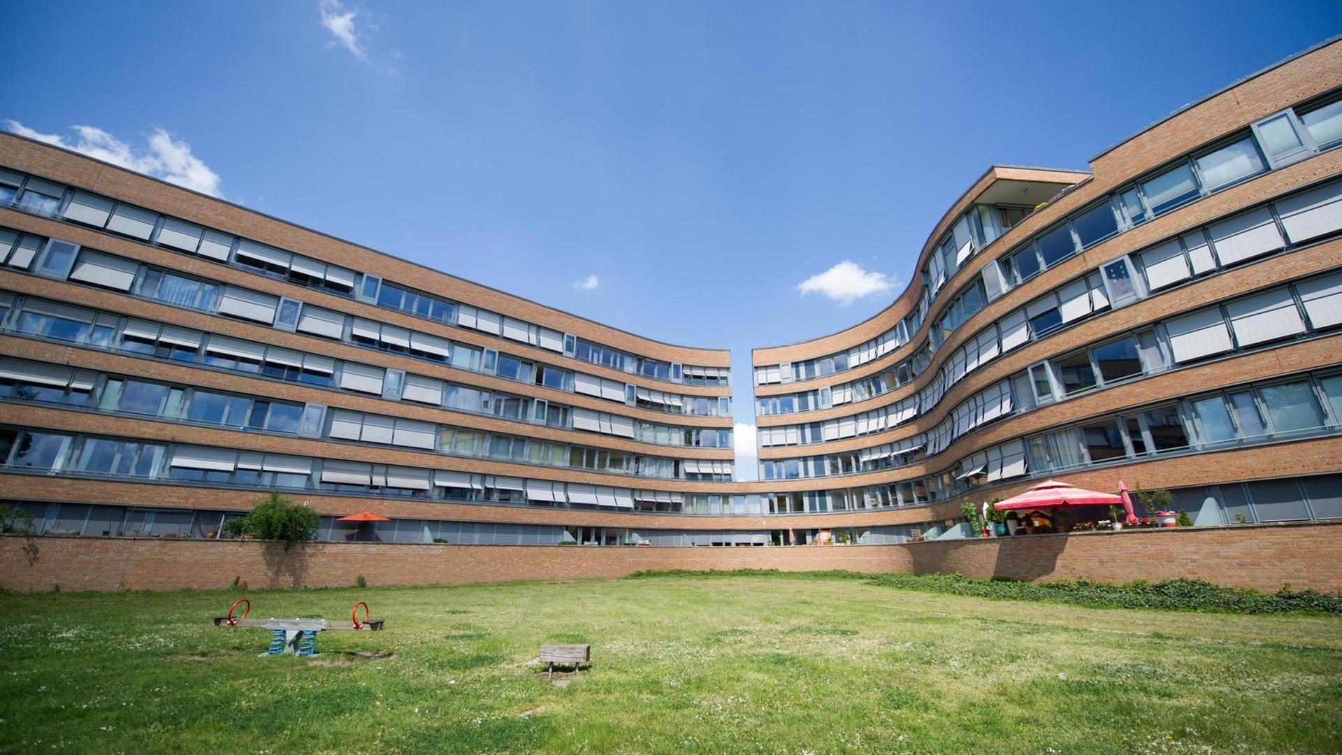 Ein Wohnblock des Wohnungsunternehmens Vonovia, die sogenannte "Abgeordneten-Schlange", ist am 12.05.2016 in Berlin im Stadtteil Moabit zu sehen. Ein Wohnblock des Wohnungsunternehmens Vonovia, die sogenannte "Abgeordneten-Schlange", ist am 12.05.2016 in Berlin im Stadtteil Moabit zu sehen.